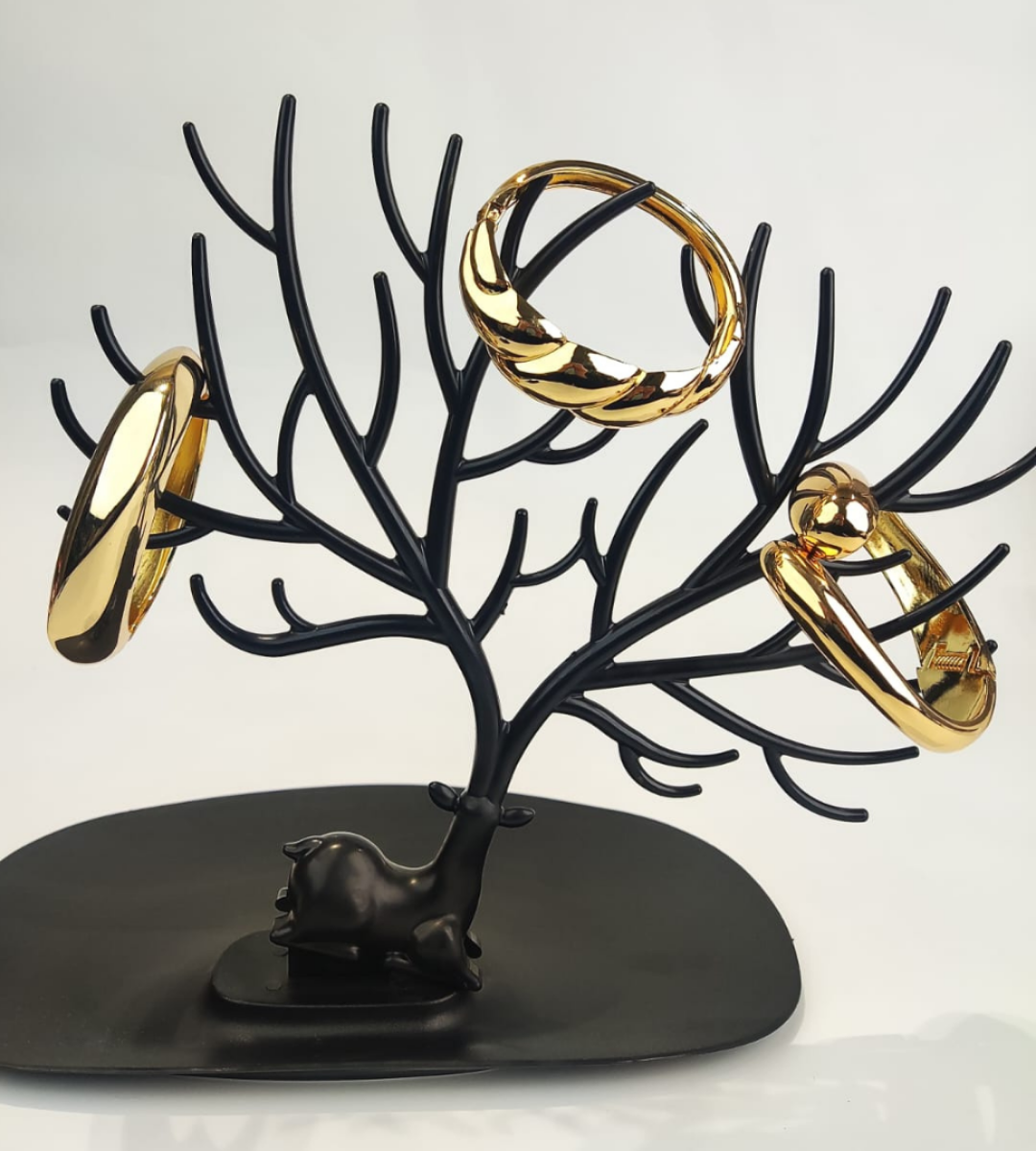 Solstice Shine – A Sculptural Gold Bangle Set