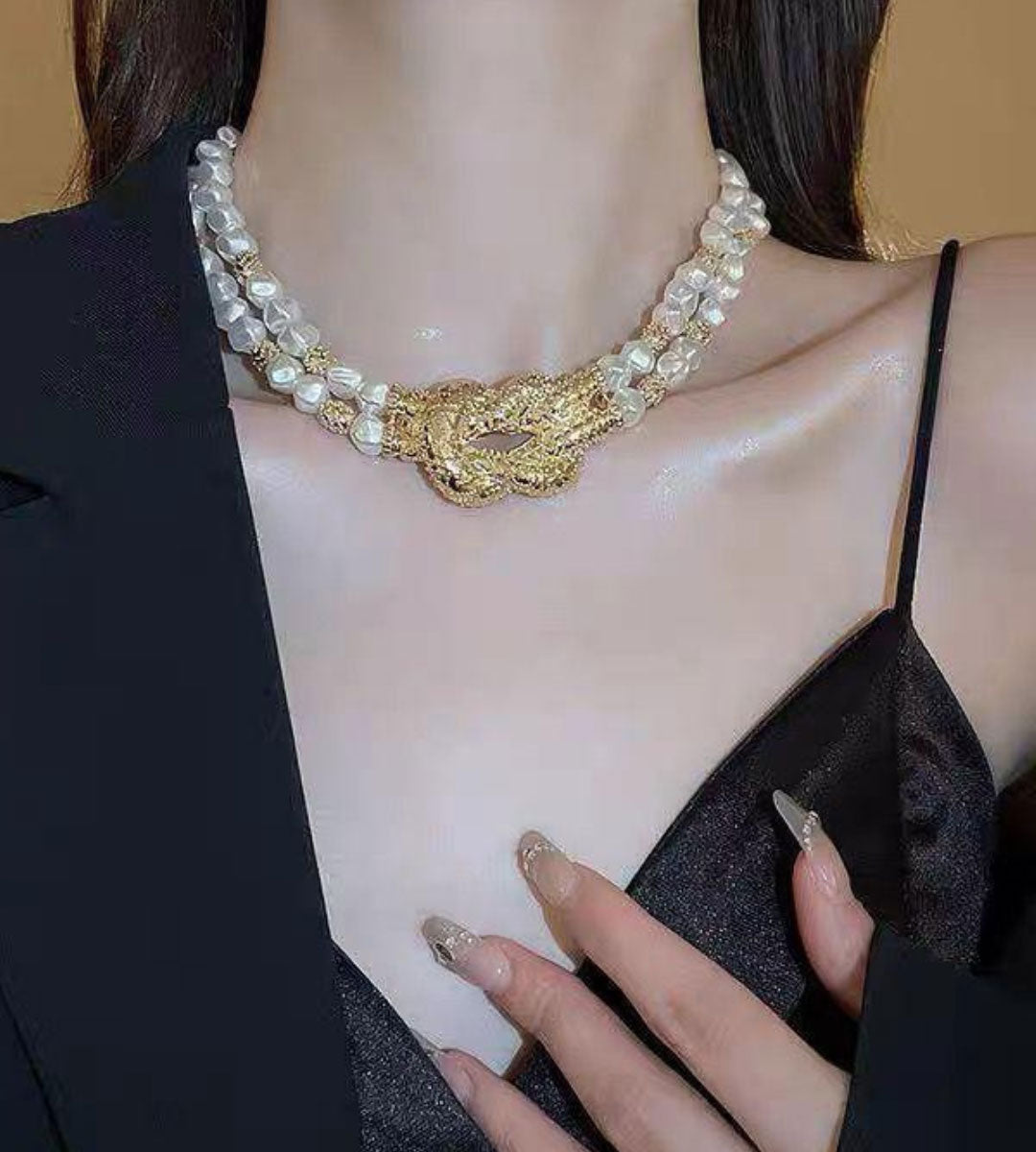 Knotted – Classic Pearl Necklace