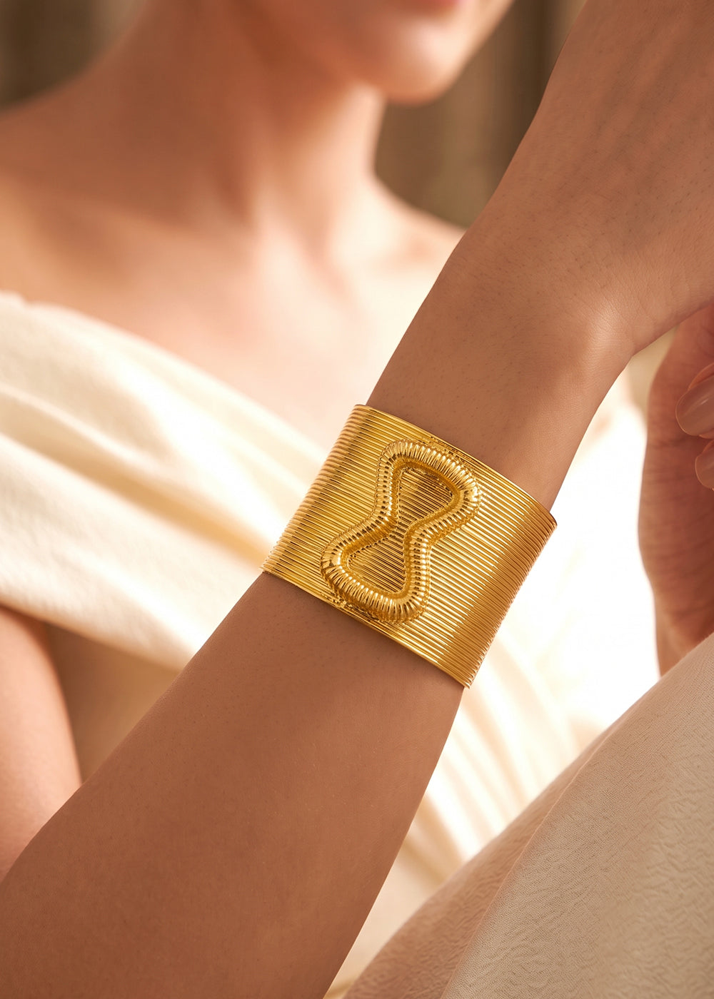 VELORA WAVE- A SCULPTURAL CUFF